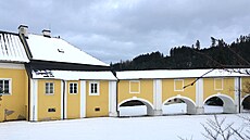 Krytý barokní most, který spojuje kostel a zámek v Jimramov�. Bohu�el si ho...