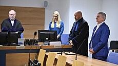 Vratislav Myná� si u krajského soudu ve Zlín� vyslechl zpro��ující verdikt....
