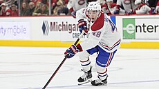 Montrealský obránce Lane Hutson vytvá�í úto�nou akci.