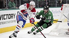 Lane Hutson z Montrealu se rychle sna�í zasunout puk do branky Dallasu.