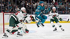 Obránce Minnesoty David Ji�í�ek (55) se sna�í odstr�it clonícího úto�níka...