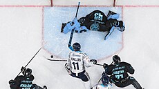 Sparanský branká Jakub Ková zasahuje proti anci vítkovického útoníka Marka...