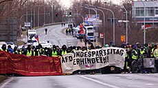 N�kolik tisíc demonstrant� se sjelo do m�sta Riesa, do kterého pravicová strana...