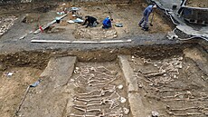 Archeologové v pra�ském B�evnov� nalezli mimo�ádn� rozsáhlé vále�né poh�ebi�t�...