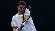 Ji�í Lehe�ka hraje bekhend ve druhém kole Australian Open.