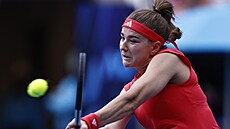 Karolína Muchová hraje bekhend ve druhém kole Australian Open.
