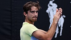 Tomáš Macháč slaví postup do třetího kola Australian Open.