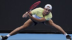 Tomá Machá hraje bekhend ve druhém kole Australian Open.