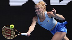 Kate�ina Siniaková hraje forhend v prvním kole Australian Open.