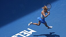 Kate�ina Siniaková hraje bekhend v prvním kole Australian Open.