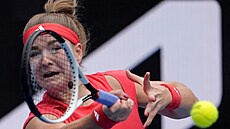 Karolína Muchová hraje forhend ve druhém kole Australian Open.