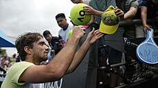 Tomá Machá se podepisuje fanoukm po výhe ve druhém kole Australian Open.