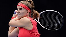 Karolína Muchová hraje bekhend ve druhém kole Australian Open.