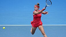 Karolína Muchová hraje forhend ve druhém kole Australian Open.