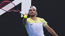 Tomá� Machá� hraje forhend ve druhém kole Australian Open.