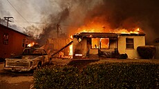 V�trná bou�e v Los Angeles pohání po�ár, který ohro�uje tisíce budov. (10....