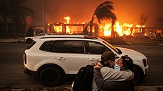 V�trná bou�e v Los Angeles pohání po�ár, který ohro�uje tisíce budov. (10....