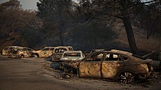 V�trná bou�e v Los Angeles pohání po�ár, který ohro�uje tisíce budov. (10....