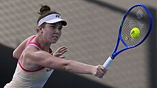 Linda Nosková se natahuje po mí�i v prvním kole Australian Open.