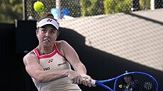 Linda Nosková hraje bekhend v prvním kole Australian Open.