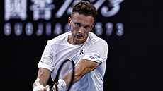 Ji�í Lehe�ka hraje bekhend v prvním kole Australian Open.
