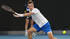 Ji�í Lehe�ka se nap�ahuje na forhend v prvním kole Australian Open.