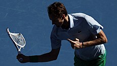 Ruský tenista Daniil Medved�v vzteky rozmlátil raketu v prvním kole Australian...