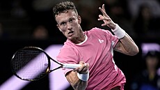 Ji�í Lehe�ka hraje forhend ve t�etím kole Australian Open.