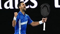 Srb Novak Djokovi� se hecuje v prvním kole Australian Open.