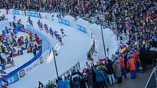 Biatlonisté p�ijí�dí na st�elnici v úvodu závodu smí�ených �tafet.