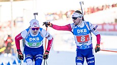 Michal Krmá pedává Adamu Václavíkovi smíenou tafetu na sedmém míst.