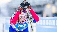 Vy�erpaná Kristýna Otcovská v cíli smí�ené �tafety v Oberhofu.