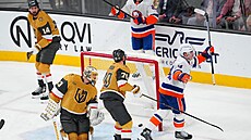 Úto�ník Bo Horvat se raduje z gólu proti Vegas.