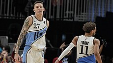 Český basketbalista Vít Krejčí se raduje z trojky proti Phoenixu.