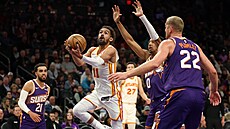 Trae Young se prosazuje v utkání s Phoenixem.