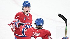 Juraj Slafkovský se raduje z gólu s Patrikem Lainem.