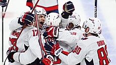 Hokejisté Washingtonu se radují z gólu v utkání proti Ottaw�.