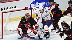 Dylan Strome a Tom Wilson se �enou za pukem v brankovi�ti Ottawy.