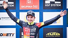 Michael Boro� se raduje z triumfu na mistrovství republiky v cyklokrosu.