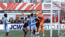 �eský branká� Antonín Kinský vyrá�í balon v utkání FA Cupu.
