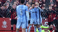 Dominic Solanke a Lucas Bergvall se radují z gólu na h�i�ti Tamworthu.