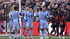 Fotbalisté Tottenhamu se radují z gólu proti Tamworthu.