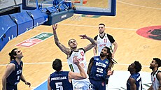 Momentka z utkání basketbalové nejvy��í sout�e mezi D��ínem a Nymburkem.