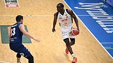 Nymburský basketbalista Tylan Birts v akci proti D��ínu.