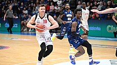 Ond�ej Sehnal s mí�em v utkání mezi Nymburkem a D��ínem.