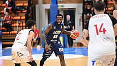 Jabarie Hinds se sna�í prosadit p�es obranu Nymburka.