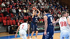 D��ínský basketbalista Isaac Davidson st�ílí v utkání s Nymburkem.