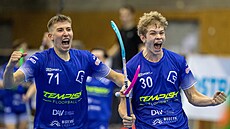 Vítkovití florbalisté se radují z gólu.