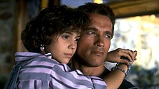 Alyssa Milano a Arnold Schwarzenegger ve filmu Komando