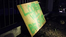 Rabující budou zasteleni, hlásí nápis na  losangeleském pedmstí Altadena....